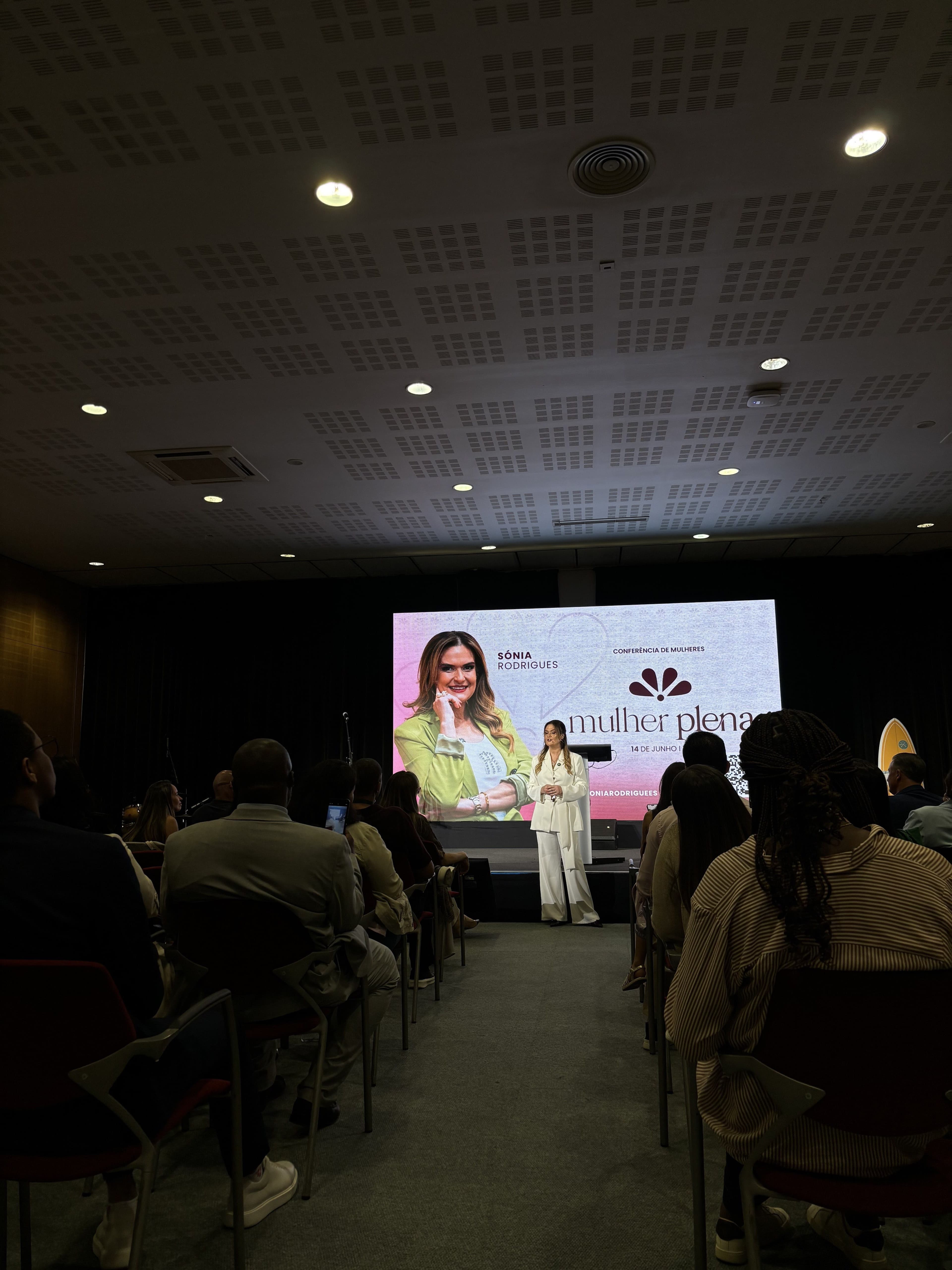 Sónia Rodrigues em palco na Conferência Mulher Plena